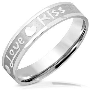 Prsten z oceli - matný pás s lesklými hranami, nápis "Love" a "Kiss", srdíčka, 5 mm - Velikost: 46