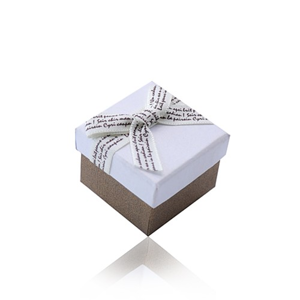 Bílohnědá dárková krabička na prsten nebo náušnice - krémová mašlička s hnědým písmem