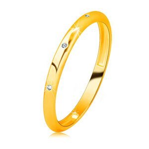 Zlatý prsten ze 14K zlata - tři zirkony čiré barvy, zrcadlově lesklý a hladký povrch - Velikost: 51