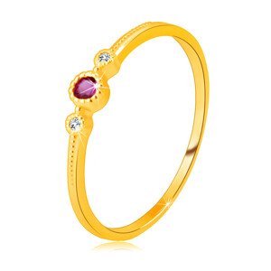Prsten ze žlutého 14K zlata - červený rubín v objímce, kulaté zirkony, tečky - Velikost: 52