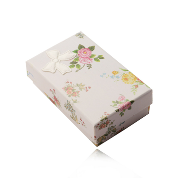 Obdélníková krabička na náušnice a prsten krémově bílé barvy, květovaný motiv, mašle