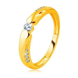 Prsten z 9K zlata - kulatý zirkon, ramena se zářezem zdobená zirkony - Velikost: 49