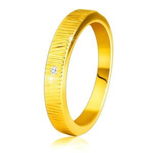 Prsten ze žlutého 14K zlata - jemné ozdobné zářezy, čirý zirkon, 1,5 mm - Velikost: 56