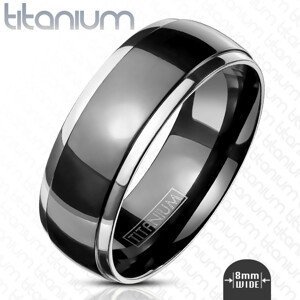 Širší prsten z titanu - hladká obroučka s vystupujícím černým středem a okraji ve stříbrné barvě, 8 mm - Velikost: 59