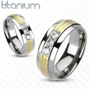 Prsten z titanu - pozlacený střed, tři čiré zirkony - Velikost: 55