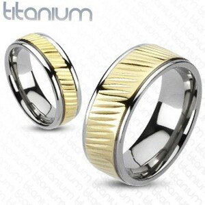 Prsten z titanu - pozlacený pás s diagonálním vroubkováním - Velikost: 49