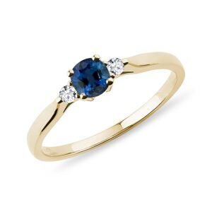 Zlatý prsten s modrým safírem a brilianty KLENOTA