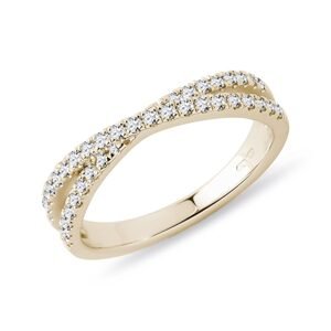 Překřížený snubní prsten s diamanty ve zlatě KLENOTA