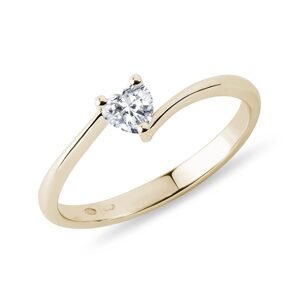 Asymetrický prsten s diamantem srdce ve zlatě KLENOTA