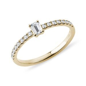 Prsten s diamantem emerald a brilianty ve zlatě KLENOTA