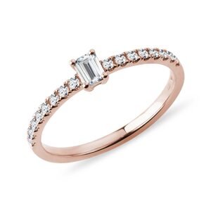 Prsten s emerald a kulatými diamanty v růžovém zlatě KLENOTA