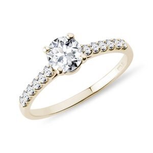 Zlatý zásnubní prsten s 0,5ct diamantem a brilianty KLENOTA