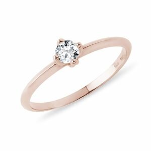 Tenký prsten z růžového zlata s briliantem KLENOTA