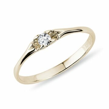 Tenký zlatý prsten s jedním briliantem KLENOTA