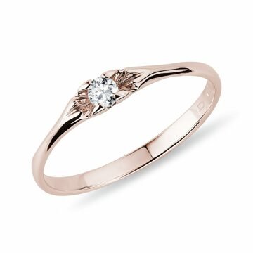 Prsten z růžového zlata s netradičně zasazeným diamantem KLENOTA