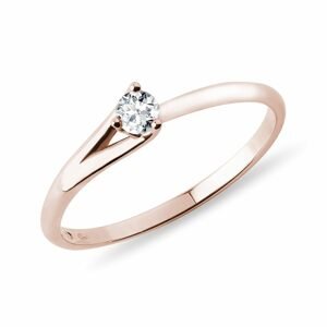Asymetrický prsten z růžového zlata s briliantem KLENOTA