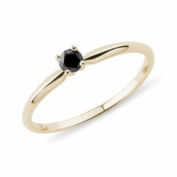 Zásnubní prsten s černým diamantem ve žlutém zlatě KLENOTA