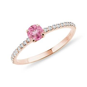 Zlatý prsten s diamanty a růžovým safírem KLENOTA