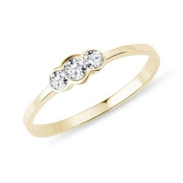 Zlatý prsten se třemi čirými diamanty KLENOTA