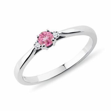 Prsten s růžovým safírem a diamanty v bílém zlatě KLENOTA