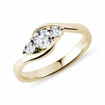 Zlatý zásnubní prsten se třemi diamanty KLENOTA