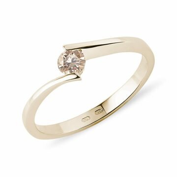 Spirálovitý prsten ze žlutého zlata s champagne diamantem KLENOTA