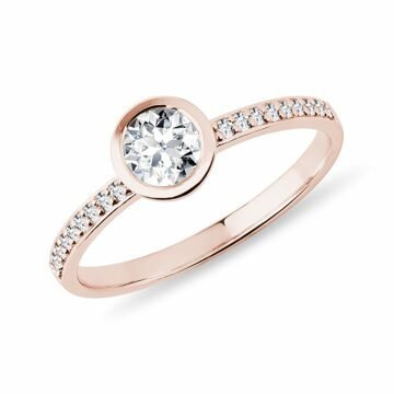 Diamantový zásnubní prsten bezel v růžovém zlatě KLENOTA