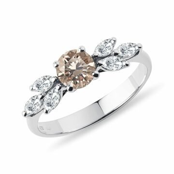 Úchvatný prsten s champagne diamantem v bílém 14k zlatě KLENOTA