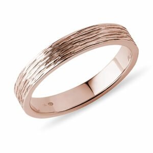 Pánský snubní prsten s rytinou v růžovém zlatě KLENOTA