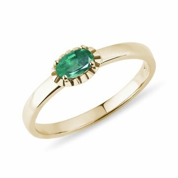 Prsten s oválným smaragdem ve žlutém zlatě KLENOTA