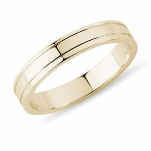 Pánský snubní prsten s rytinami ve žlutém zlatě KLENOTA