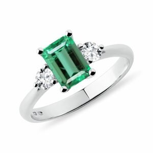 Prsten se smaragdem emerald a brilianty v bílém zlatě KLENOTA