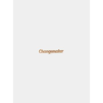 Dřevěná brož ve tvaru nápisu Changemaker BeWooden