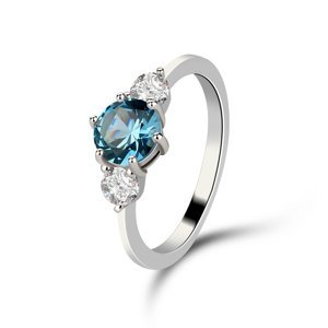 Royal Fashion stříbrný rhodiovaný prsten Modrý safír MA-R0570-SILVER-BLUE Velikost: 6 (EU: 51-53)